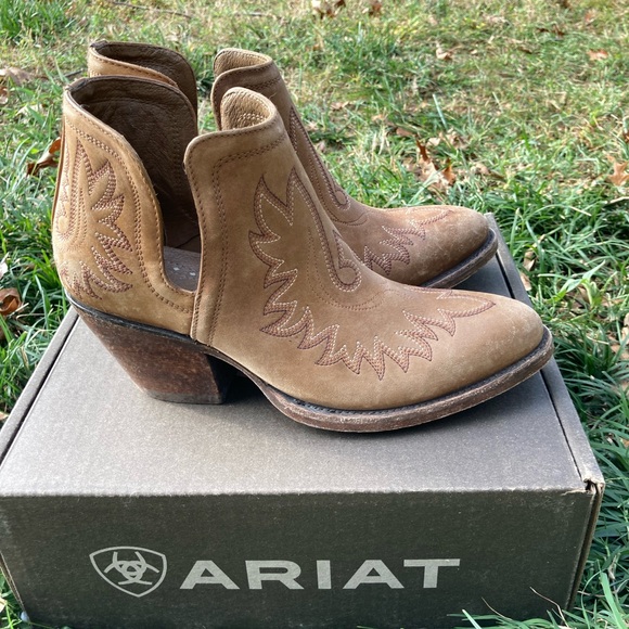 Ariat Stonewashed Booties size 9 only worn once or twice with original box - Picture 2 of 7